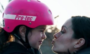 Jeanean Thomas (R) and her daughter Peyton's story became a Twitter phenomenon.