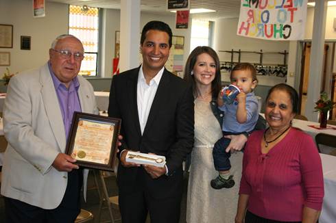 Photo of SportsCenter’s Kevin Negandhi feted and given key to his Pennsylvania hometown