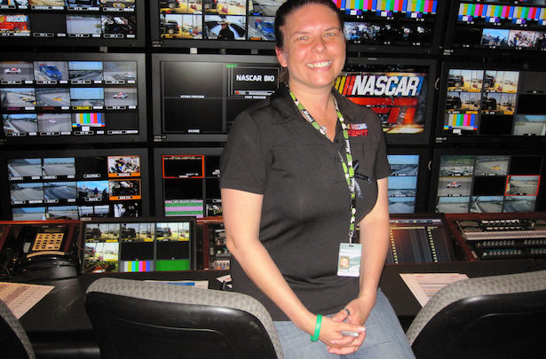 Photo of ESPN’s NASCAR pit producer ‘orchestrates chaos’ of green flag racing