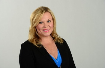 Photo of Sideline reporter Holly Rowe tells compelling college football stories in her ‘Front Rowe’ espnW series