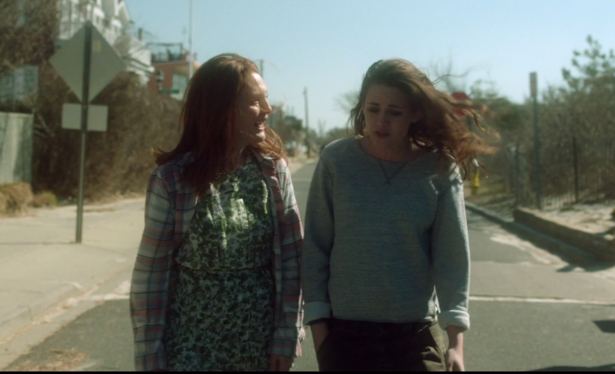 Actress Julianne Moore (l) portrays Alice Howland in Still Alice.