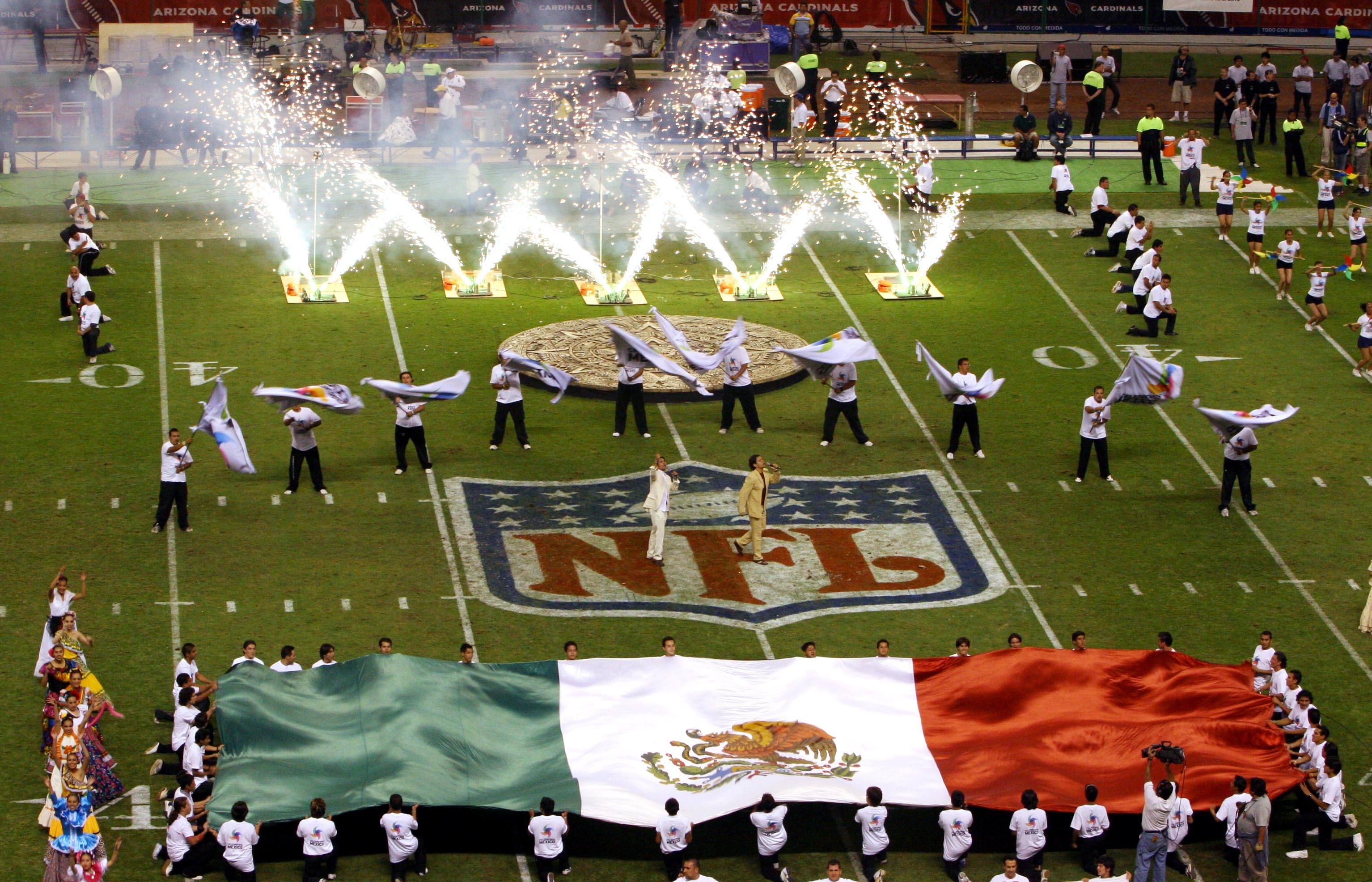 Participantes del acto de apertura del juego de la NFL de la temporada regular entre los Cardenales de Arizona y los 49ers de San Francisco desde el estadio Azteca en la Ciudad de México el 2 de octubre de 2005. (Marco Ugargte/AP)
