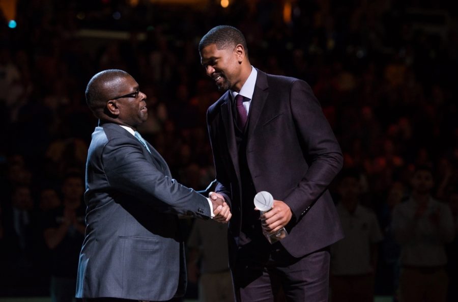 Shannon Brown, FedEx Express Senior Vice President/Chief Human Resources & Diversity Officer,  presents ESPN NBA analyst Jalen Rose the National Civil Rights Museum Sports Legacy Award. (Spencer Soo/Grizzlies.com)