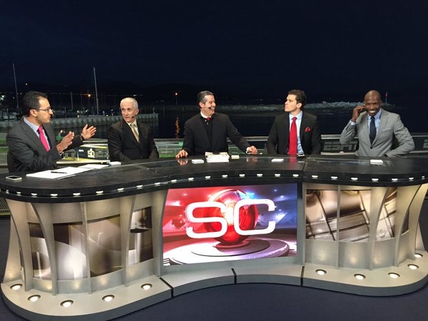 (L-R) Ciro Procuna, Raúl Allegre, Álvaro Martín, Sergio Dipp, and former NFL star Chad Johnson chat during a Spanish SportsCenter show set around the Super Bowl 50 for ESPN Deportes. (ESPN International/Deportes Twitter feed)