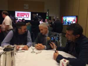 El analista de ESPN Deportes (centro), veterano 9 años jugador de la NFL y dos veces ganador del Super Bowl como pateador con los New York Giants, habla con reporteros durante la semana del Súper Bowl en San Francisco. (Allison Stoneberg/ESPN)