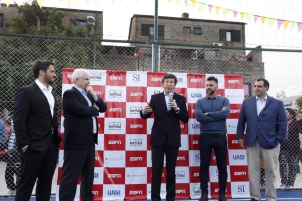SPANISH: L to R - Augustin Pichot, Former Puma's Captain; Guillermo F. Tabanera, SVP and GM, ESPN SSLA; Mayor of San Isidro, Gustavo Posse; Leo Montero, ESPN Host & Russell Wolff, EVP and MD, ESPN International