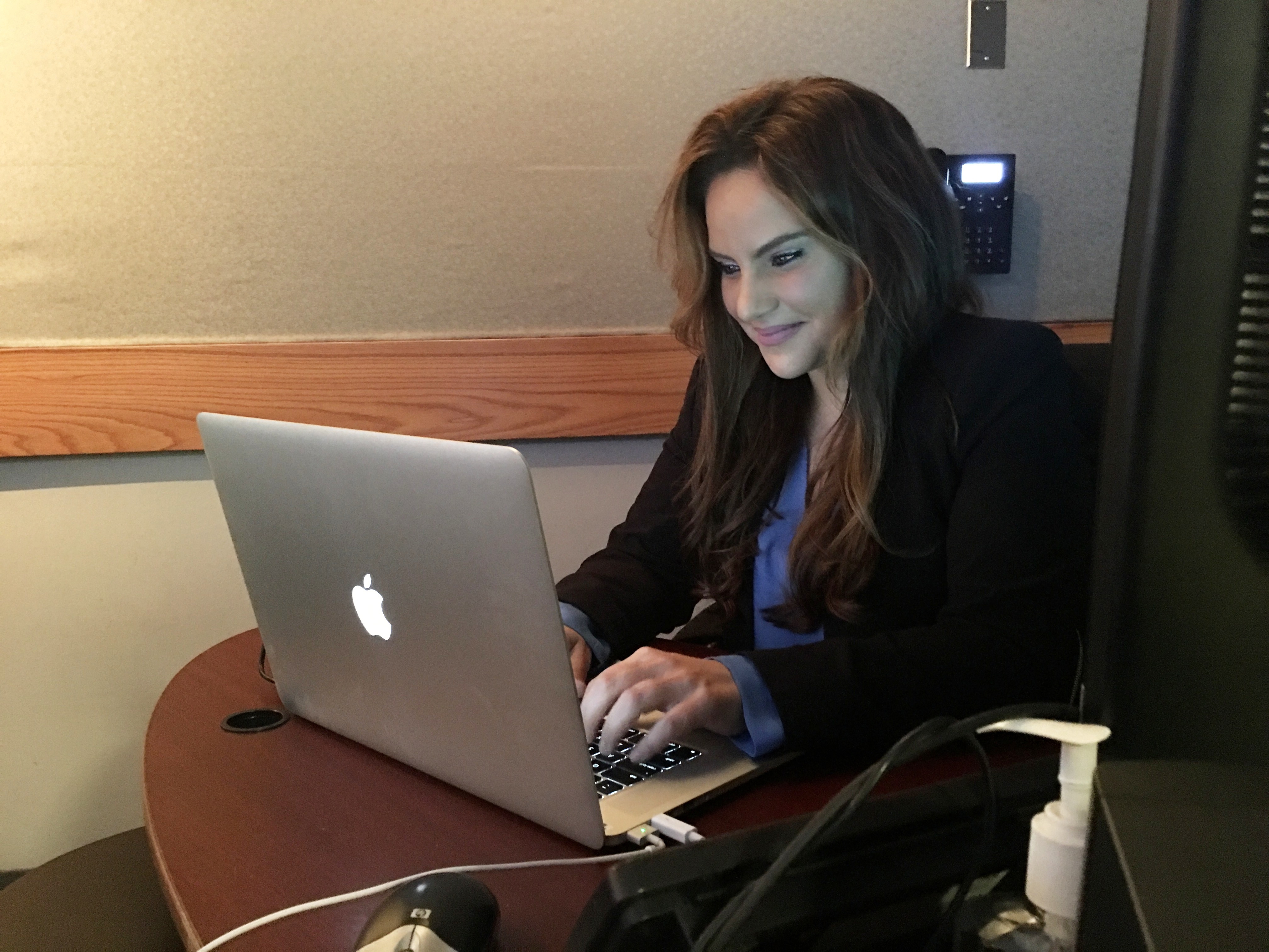 Pia editing during Kevin O'Neal's interview (Fernando Calderon/ESPN)